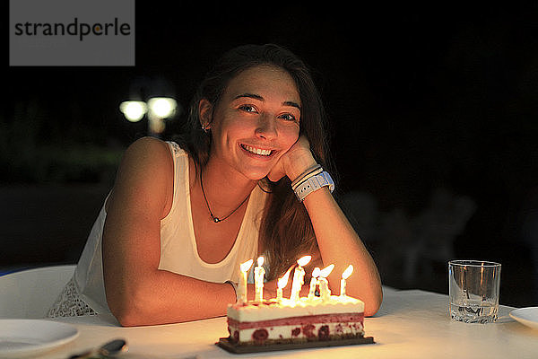 Geburtstag  junge Frau mit einer kleinen Torte