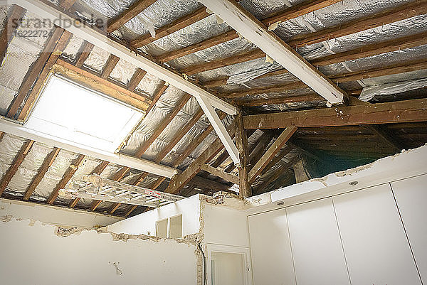 Reflektierende Folienisolierung des Daches in einem Einfamilienhaus in der Renovierung