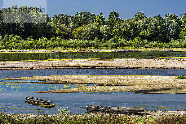 Frankreich  Touraine  Center-Val de Loire  Loir-et-Cher  Boote und Sandbänke auf der Loire bei Chaumont-sur-Loire