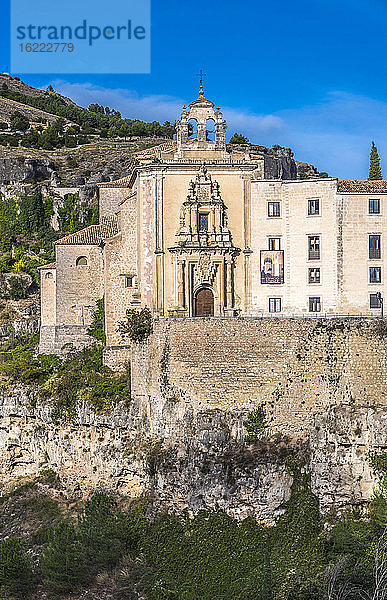 Spanien  Autonome Gemeinschaft Kastilien-La Mancha  Cuenca  Kirche des alten Klosters San Pablo (16. Jahrhundert) über dem Weg von Hoz del Huecar (UNESCO-Welterbe) (Schönstes Dorf Spaniens)