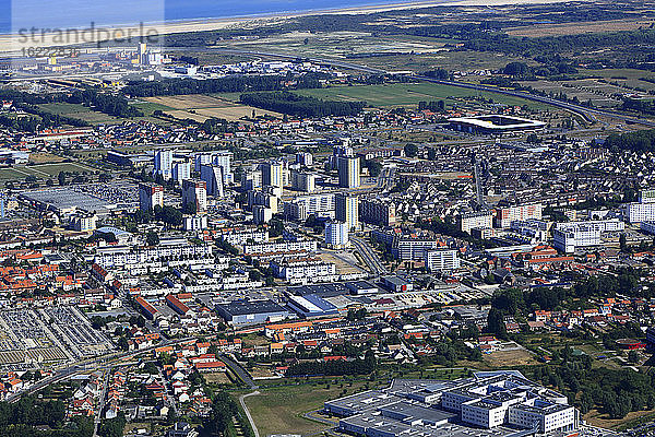 Frankreich  Hauts de France  Pas de Calais  Cote d'Opale  Calais. Calais Stadt von oben