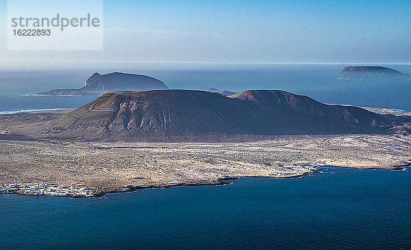 Spanien  Kanarische Inseln  Insel Lanzarote  Aussichtspunkt vom Mirador del Rio  Blick auf die Inseln La Graciosa und Montana Clara  Hafen Caleta de Selva