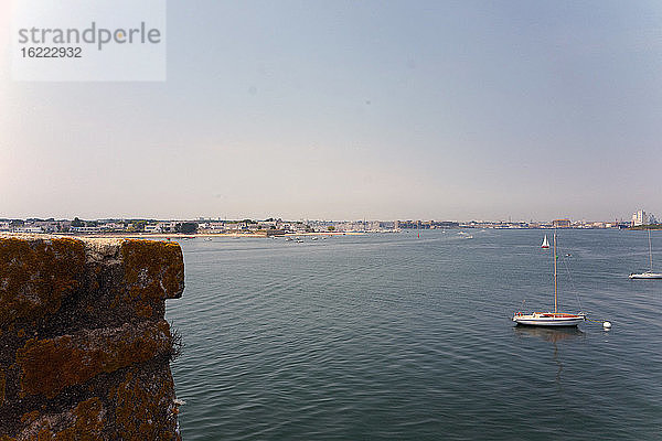 Europa  Frankreich  Bretagne  Morbihan  Port Louis  la Citadelle  von Lorient aus gesehen