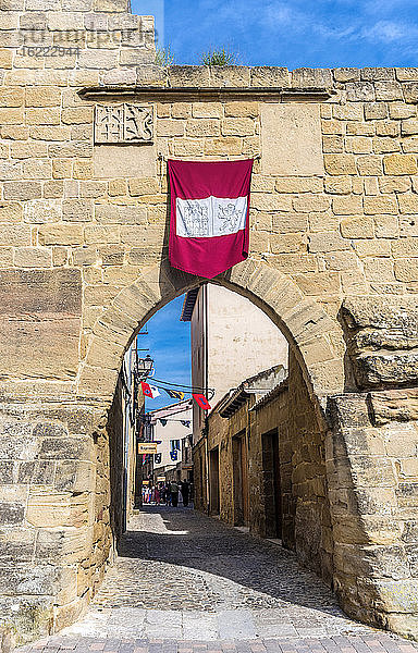 Spanien  Rioja  Mittelalterliche Tage von Briones (Festival von nationalem touristischem Interesse)  Wimpel an einem Tor der Stadtmauer
