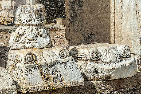 Türkei  Provinz Izmir  antike griechische Stadt Ephesus (römische Hafenstadt  Rolle bei der Ausbreitung des Christentums mit den Konzilien von 431 und 449)  Flachreliefs auf den Säulensockeln des Domitian-Tempels (1. Jahrhundert) (UNESCO-Welterbe)