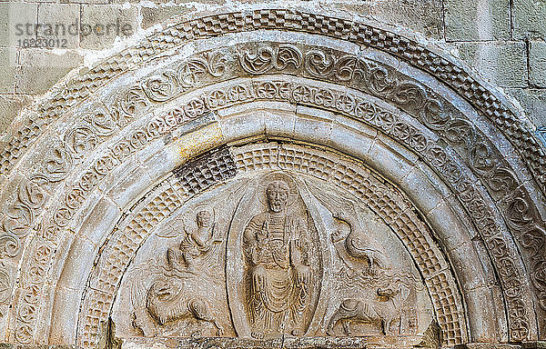 Spanien  Aragonien  Detail des romanischen Portals der Kirche Del Salvador in Aguero