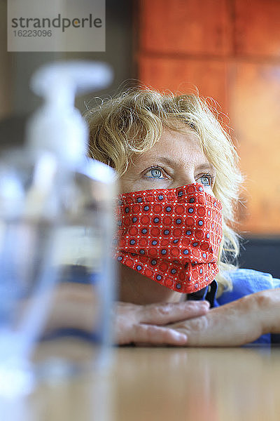 das tägliche Leben während der Coronavirus-Epidemie. Alternative Stoffmaske