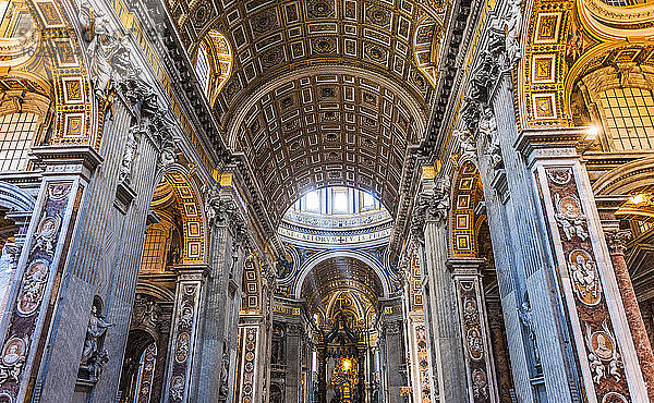 Italien  Rom  Vatikanstadt  Kirchenschiff des Petersdoms