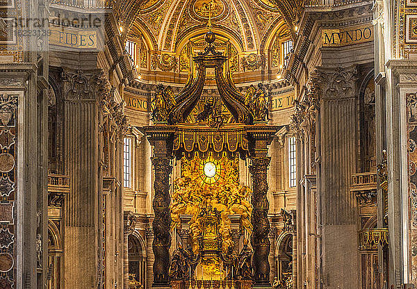Italien  Rom  Vatikanstadt  Hauptschiff des Petersdoms  vergoldeter Bronzebaldachin (17. Jahrhundert  von Bernini)