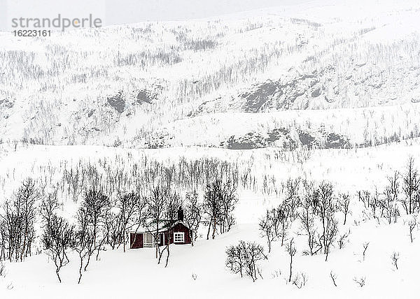Norwegen  Bezirk Tromso  kleines rotes Haus isoliert im Schnee