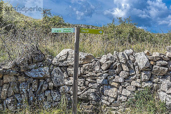 Spanien  Autonome Gemeinschaft Aragonien  Naturpark Sierra y CaÃ±ones de Guara  Hochebene der Mascun-Schlucht  Wegweiser auf dem Weg zum verlassenen Dorf Otin