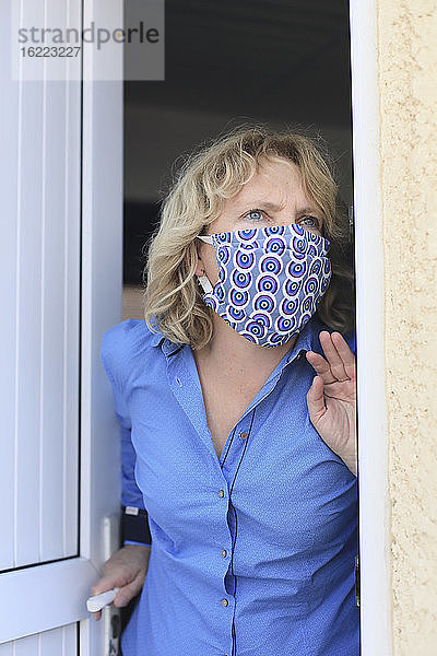 das tägliche Leben während der Coronavirus-Epidemie. Alternative Stoffmaske