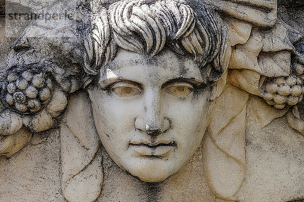 Türkei  archäologische römische Stätte Aphrodisias  Kapitell mit dem Kopf eines jungen Mannes (UNESCO-Welterbe)