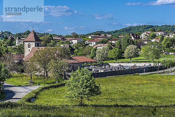 Frankreich  Quercy  Lot  Saint Laurent-les-Tours  Kirche und Friedhof