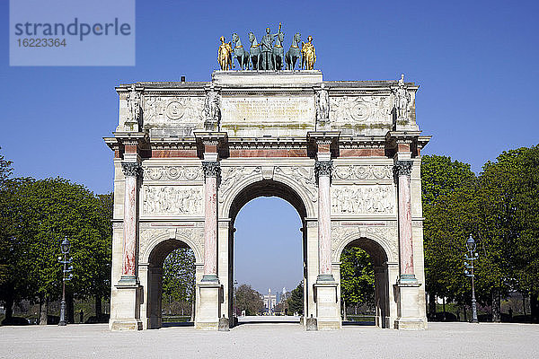 Frankreich  Paris (1. Arr.) 04/01/20. Arc de Triomphe du Carrousel  Place du Carrousel völlig leer  nachdem die Bevölkerung zur Bekämpfung der COVID-19-Pandemie eingeschlossen wurde