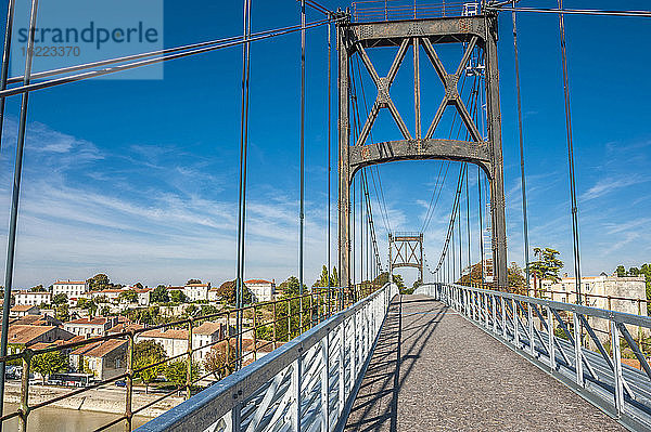 Frankreich  Charente Maritime  Tonnay-Charentes  Hängebrücke (1842  historisches Bauwerk) über die Charente  Durchfahrt für Fußgänger und Radfahrer