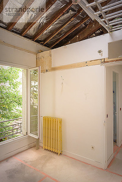 Reflektierende Folienisolierung des Daches in einem Einfamilienhaus in der Renovierung