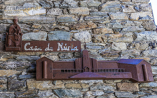 Spanien  Katalonien  Pyrenäen  Vall de Nuria  Dorf Queralbs (10. Jahrhundert)  Casa de Nuria (Haus der Nuria) Platte mit dem Motiv des Heiligtums
