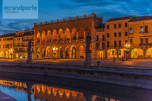 Italien  Venetien  Padua  Prato Della Valle (18. Jahrhundert)  Loggia Amulea (17. Jahrhundert) und Statuen berühmter Männer aus Padua entlang des Kanals
