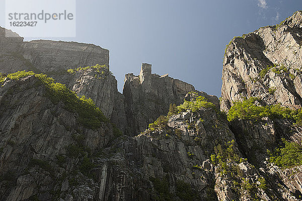 Die beeindruckende flache Felskanzel  die 604 m hoch ist  Preikestolen  Lysefjord  Norwegen