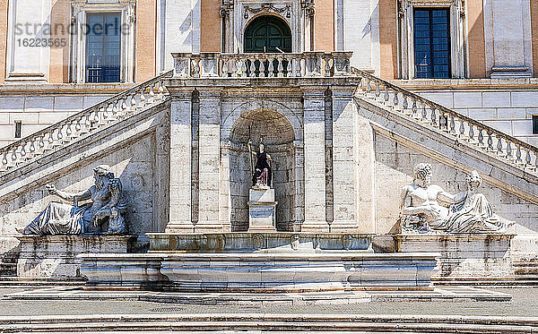 Italien  Rom  Kapitolinisches Viertel  Brunnen und Treppe des Palazzo dei Senatori (12.-17. Jahrhundert  heute Rathaus) auf der Piazza del Campidoglio