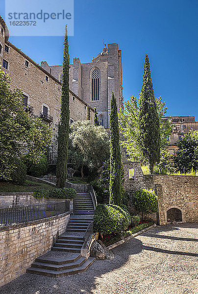 Spanien  Katalonien  Girona  Passeig Arqueologic am Fuße der Stadtmauern
