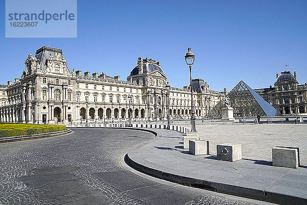 Frankreich  Paris (1. Arr.) 25.03.20. Der Louvre  Place du Carrousel  ist nach dem Einschluss der Bevölkerung zur Bekämpfung der COVID-19-Pandemie völlig leer.