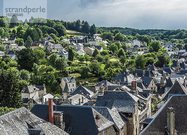 Frankreich  Limousin  Coreze  Blick auf die Schieferdächer von Treignac-sur-Vezere (Schönstes Dorf Frankreichs)