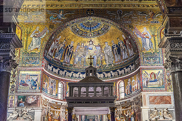 Italien  Rom  Stadtteil Trastevere  Kirche Santa Maria in Trastevere  Fresken in der Apsis (12. Jahrhundert  von Dominiquin und Cavallini) zur Ehre der Jungfrau