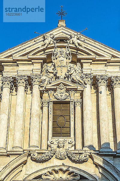 Europa  Italien  Rom  Stadtteil Quirinal  Trevi-Platz  Kirche Santi Vincenzo e Anastasio mit dem Wappen von Kardinal Mazarin und der Büste seiner Nichte Marie Mancini (17. Jahrhundert von Martino Longhi dem Jüngeren)
