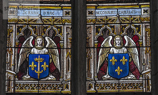 Frankreich  Centre-Val de Loire  Indre-et-Loire  Chinon  Kirche St. Maurice  Detail der Glasmalerei 'Jeanne d'Arc erkennt Karl VII' von Lucien-Leopold Lobin (19. Jahrhundert)