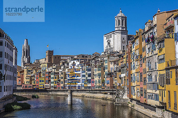 Spanien Katalonien  Girona  Fluss Onyar  bunte Fassaden der Altstadt und Glockentürme der Kathedrale von Girona und der Kirche St. Felix