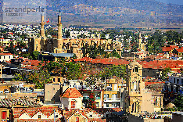 Zypern  Nikosia  Panayia Fanaromeni Kirche und die Moschee von Selim im Hintergrund