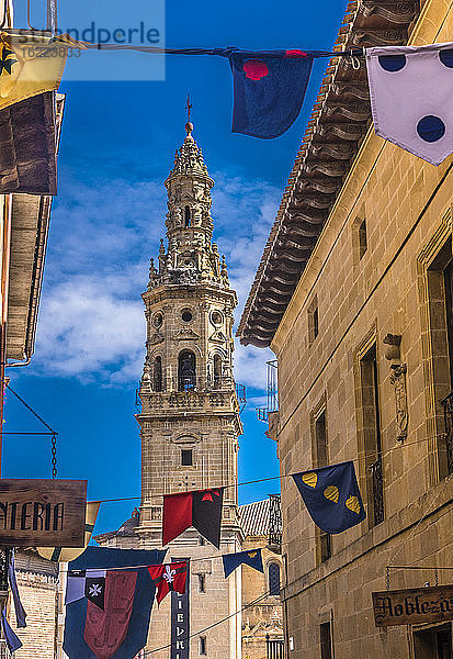 Spanien  Rioja  Mittelalterliche Tage von Briones (Festival von nationalem touristischem Interesse)  Glockenturm der Kirche Unserer Lieben Frau der Himmelfahrt (16. Jahrhundert) und Fahnen (Jakobsweg)