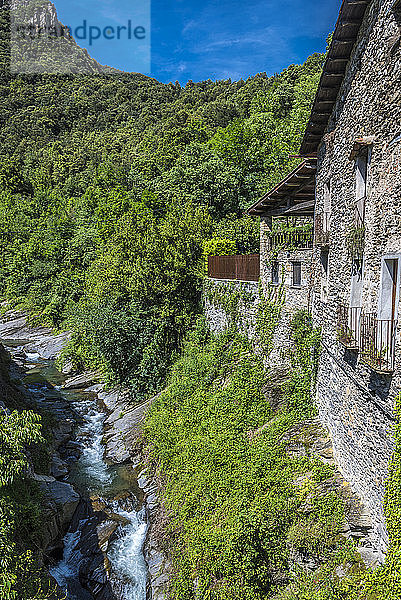 Spanien  Katalonien  Pyrenäen  Provinz Girona  Bergdorf Beget  Häuser am Gebirgsbach Els Trulls