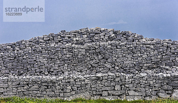 Europa  Republik Irland  Grafschaft Galway  Aran-Inseln  Inishmore-Insel  vom Meer gegrabene Klippen in der Nähe der prähistorischen Ringfort-Stätte Dun Aengus (Aonghasa) (1100 v. Chr. - 800 n. Chr.) (Nationales Denkmal)