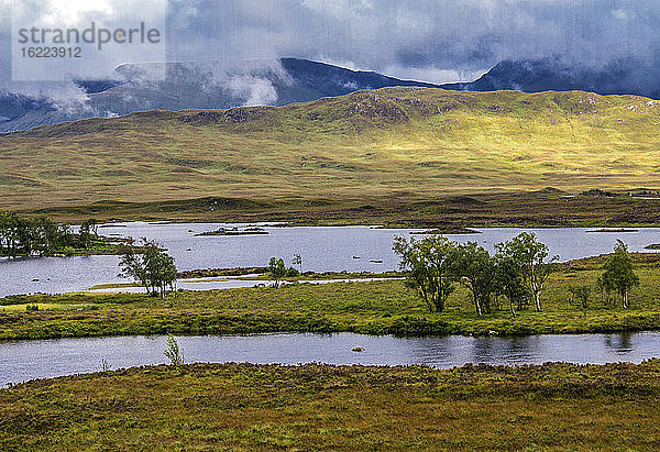 Europa  Großbritannien  Schottland  Highlands und Lochaber Geopark  Glen Coe Tal  Ort der Nachbildung von Hagrids Hütte (Harry Potter Filme) und der Dreharbeiten zum Film Skyfall (James Bond)