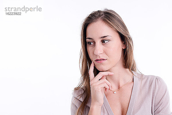 Schöne junge Frau Modell posiert im Studio auf weißem Hintergrund.