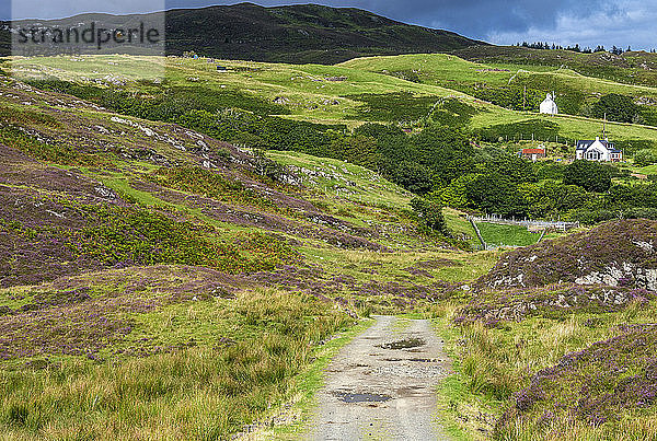 Europa  Großbritannien  Schottland  Hebriden  südöstlich der Isle of Skye  Bauernhöfe im Moor bei Point of Sleat