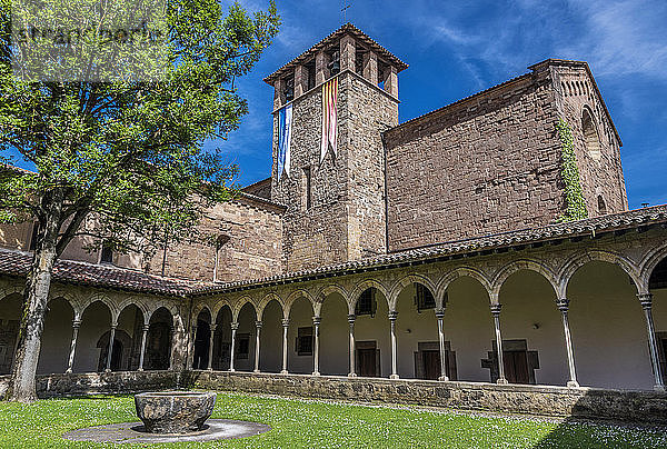 Spanien  Katalonien  Comarque de Ripolles  Sant Joan de les Abadesses  Kreuzgang des alten Klosters (12. Jahrhundert)