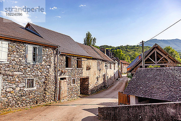 Steinhaus im Dorf Audressein im Departement Ariege  in den Pyrenäen  in der Region Okzitanien  in Frankreich