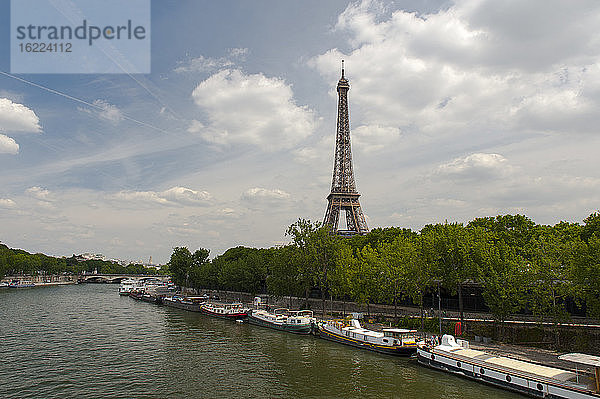 Hausboote auf der Seine vor dem Eiffelturm  Paris  Frankreich