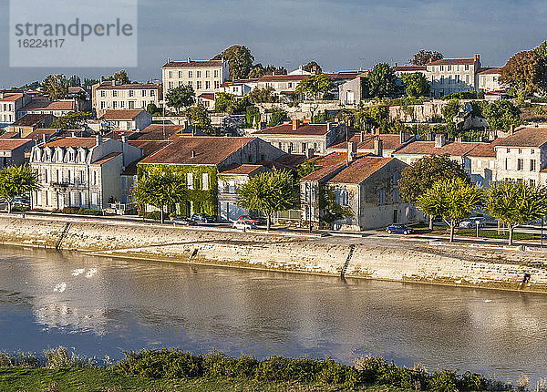Frankreich  Charente Maritime  Tonnay-Charentes  das Ufer des Flusses Charente