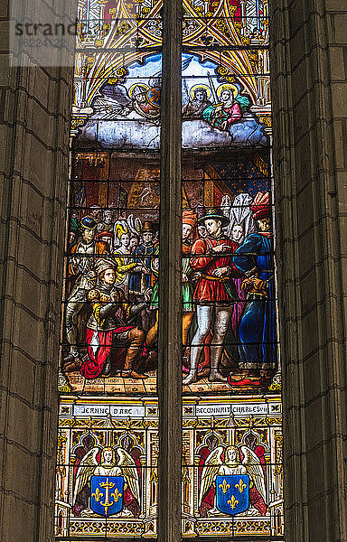 Frankreich  Zentral-Val de Loire  Indre-et-Loire  Chinon  Kirche St. Maurice  Glasmalerei 'Jeanne d'Arc erkennt Karl VII' von Lucien-Leopold Lobin (19. Jahrhundert)