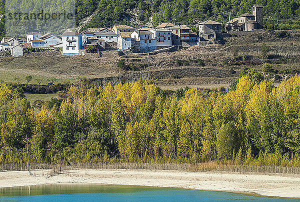 Spanien  Aragonien  Dorf oberhalb des Pena-Bewässerungsstausees am Rio Gallego