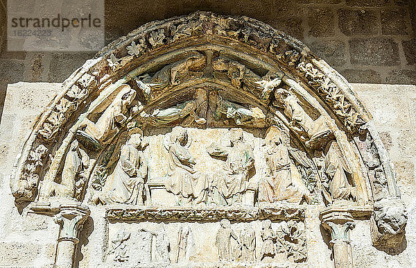 Frankreich  Gironde  Haute-Lande girondine  Bazas  Stiftskirche Notre-Dame d'Uzeste  Krönung der Jungfrau auf dem Zwickel des Südtores