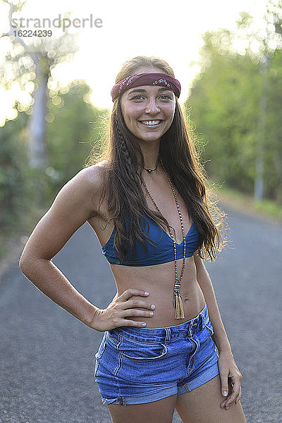 Junger und hübscher Hippie auf einer verlassenen Straße