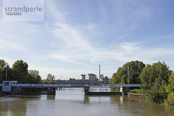 Frankreich  Nantes  44  Schleusenbrücke an der Mündung des Flusses Sevre in die Loire.