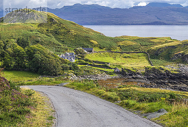 Europa  Großbritannien  Schottland  Hebriden  südöstlich der Isle of Skye  Straße und Bauernhof mit Einfriedung am Point of Sleat