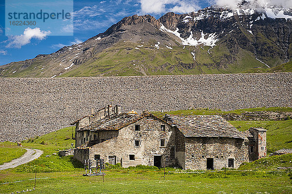 Frankreich  Savoyen  Kühe und verlassener Bauernhof auf den Almen am Fuße der Berge und Gletscher des Mont Cenis col